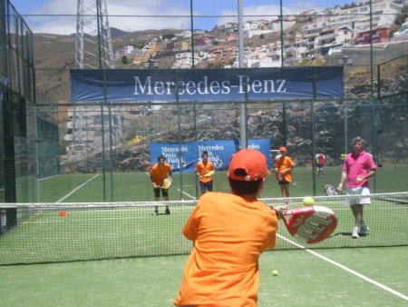 niños jugando al pádel