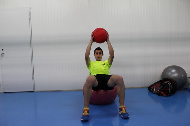 Abdominales con balón medicinal en fitball (2)