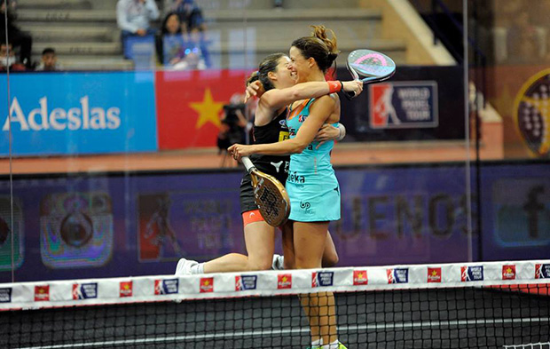 Marta Marrero y Alejandra Salazar celebrando el título de San Fernando 2015