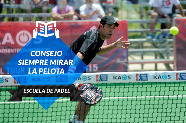 Consejo, en el pádel siempre mirar la pelota