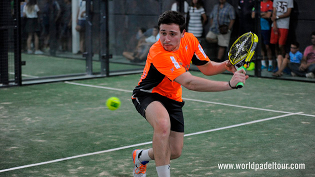 Bola en dirección al cristal de la pista