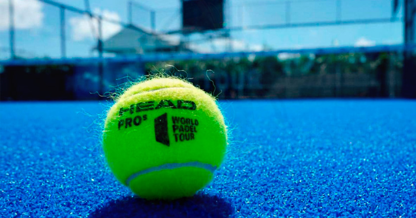 Pelota Head en una pista oficial de pádel