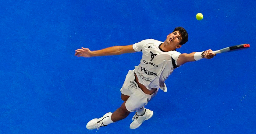 Arturo Coello jugando con una bola oficial del World Padel Tour