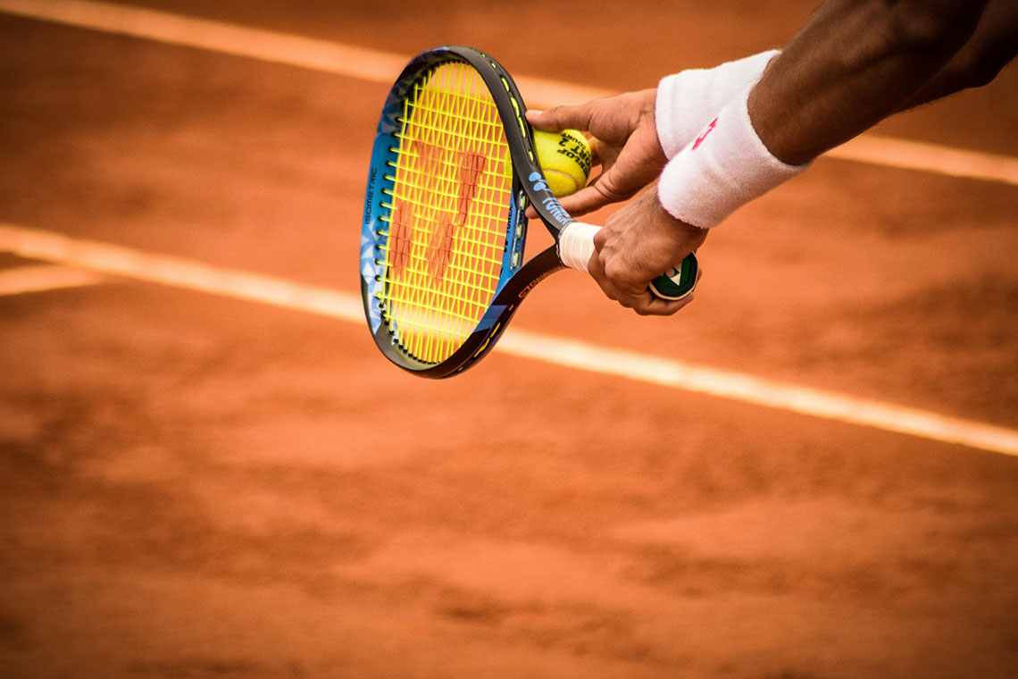 raqueta tenis en pista