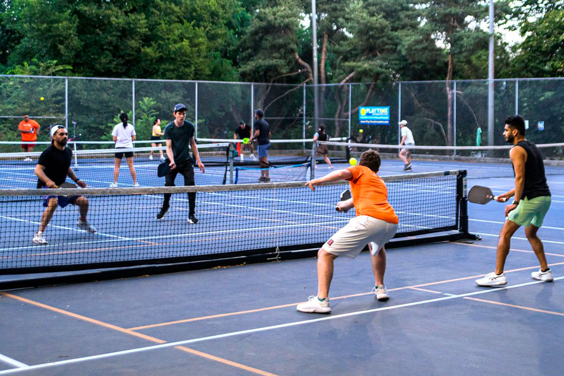 Partido de pickleball jugando en pista